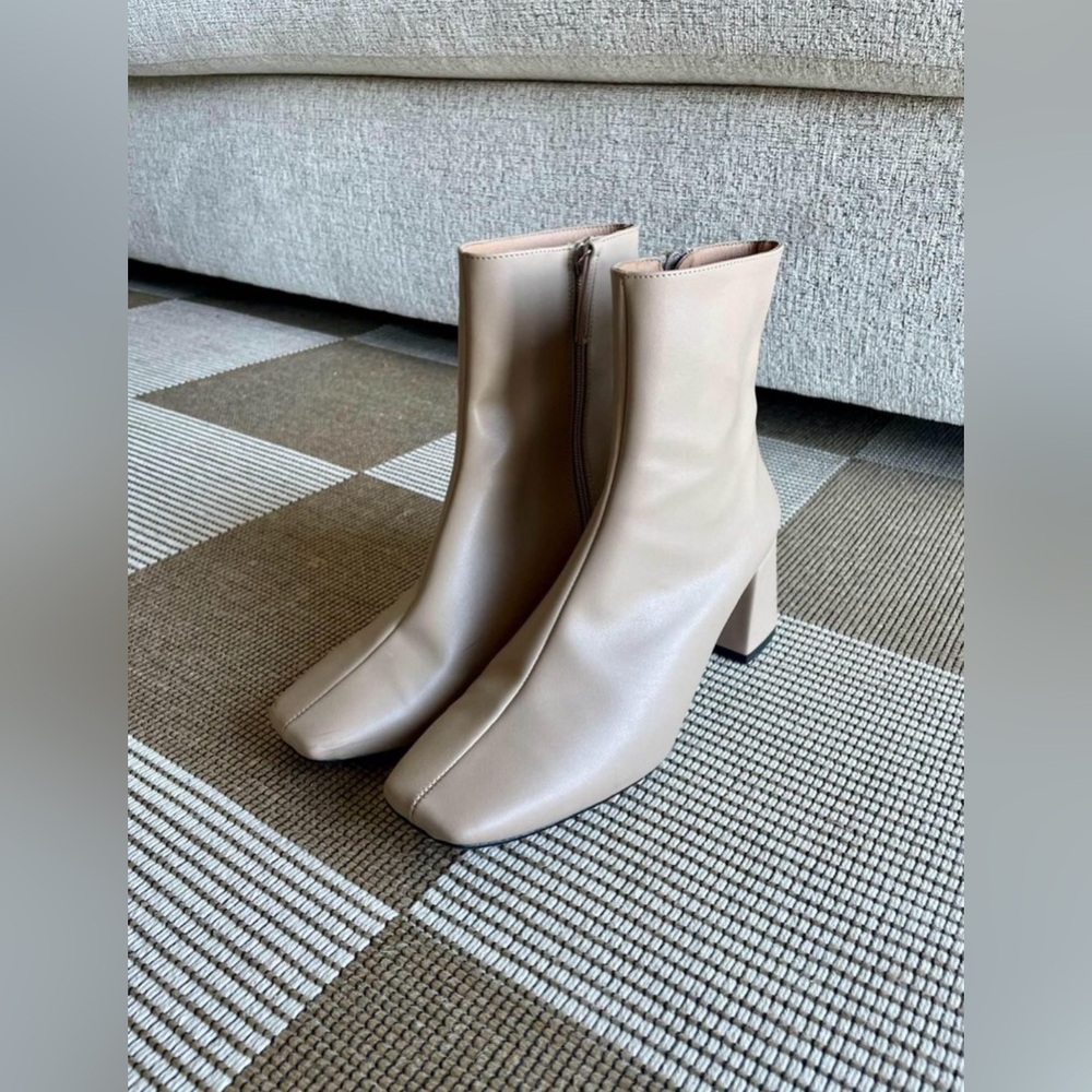 Vegan leather boots by ALOHAS